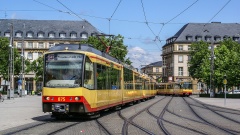 Studierende aus Karlsruhe reisen mit einer Straßenbahn zum Kirchentag nach Dortmund. 